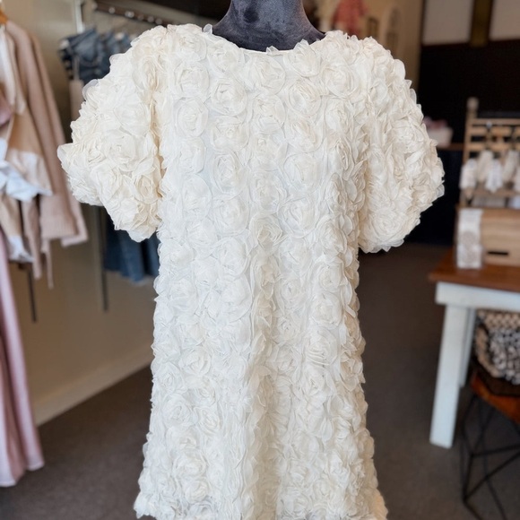 New with tags! Stunning “In February” White Floral Mini Dress😍 - Picture 4 of 5